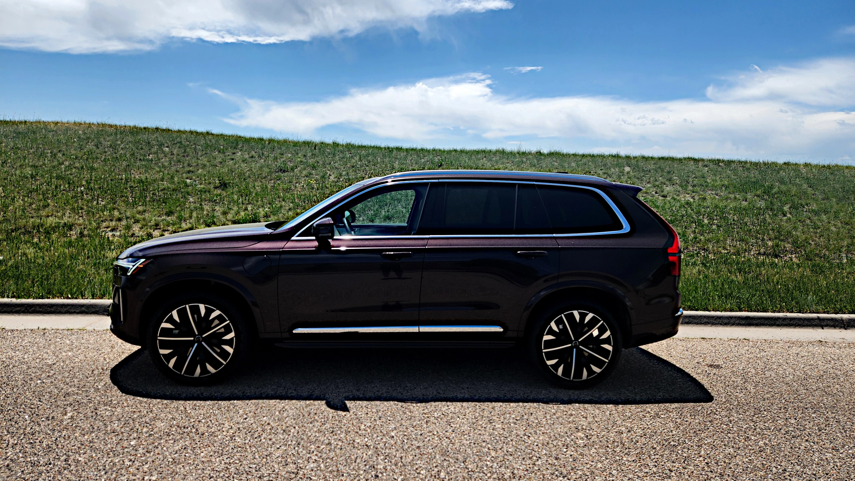 As a midsized, luxury three-row, the 2025 Volvo XC90 plug-in hybrid is pretty top shelf