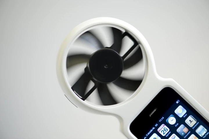 Dutch designer Tjeerd Veenhoven has constructed a prototype wind-powered iPhone charger called the iFan from a custom rubber case and computer fan