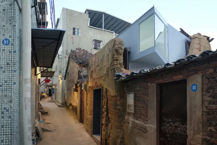 The Shangwei Village Plugin Houses cost around 85,000 YUAN (US$12,200) for the smaller model and 130,000 YUAN ($19,000) for the larger home