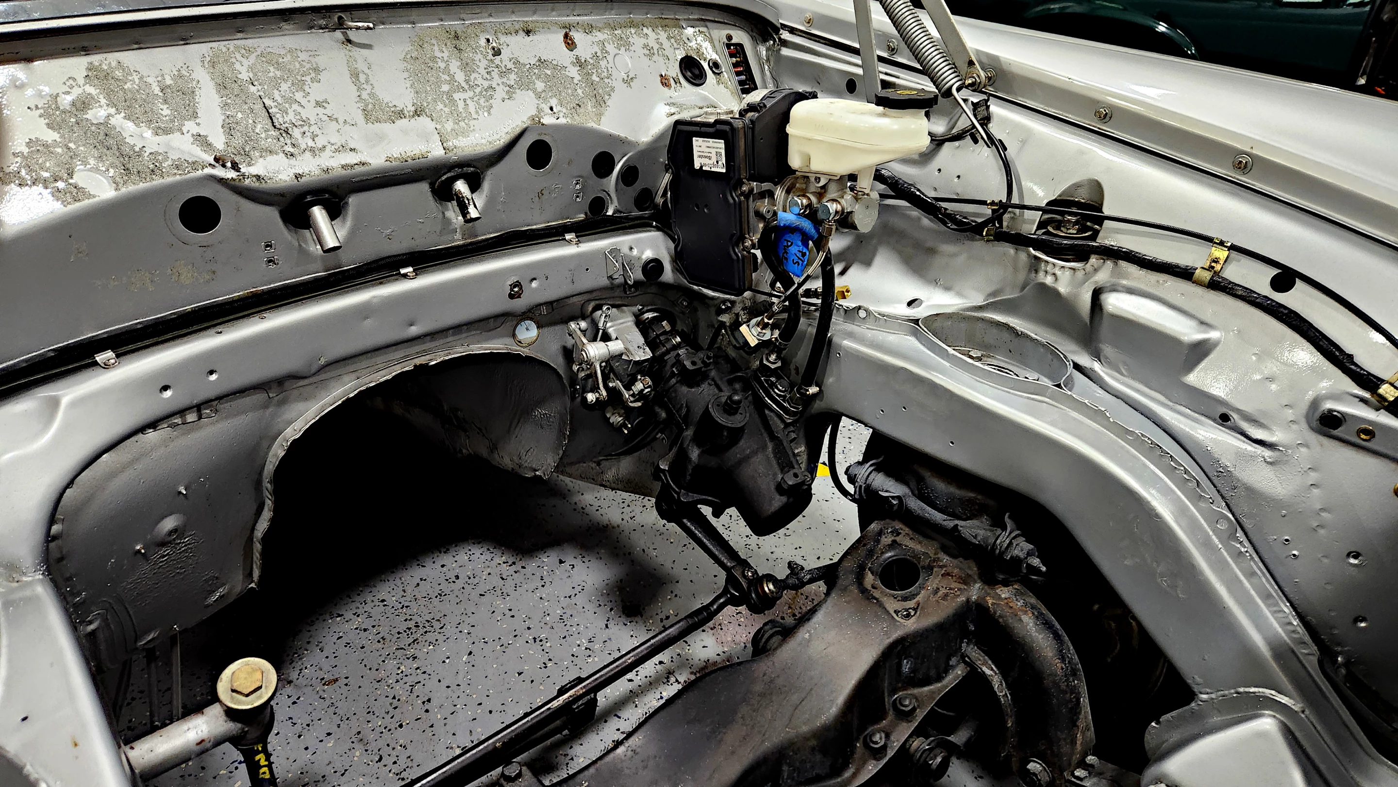 Converted brakes (top) and power steering (bottom) in a Mercedes-Benz SE Coupe