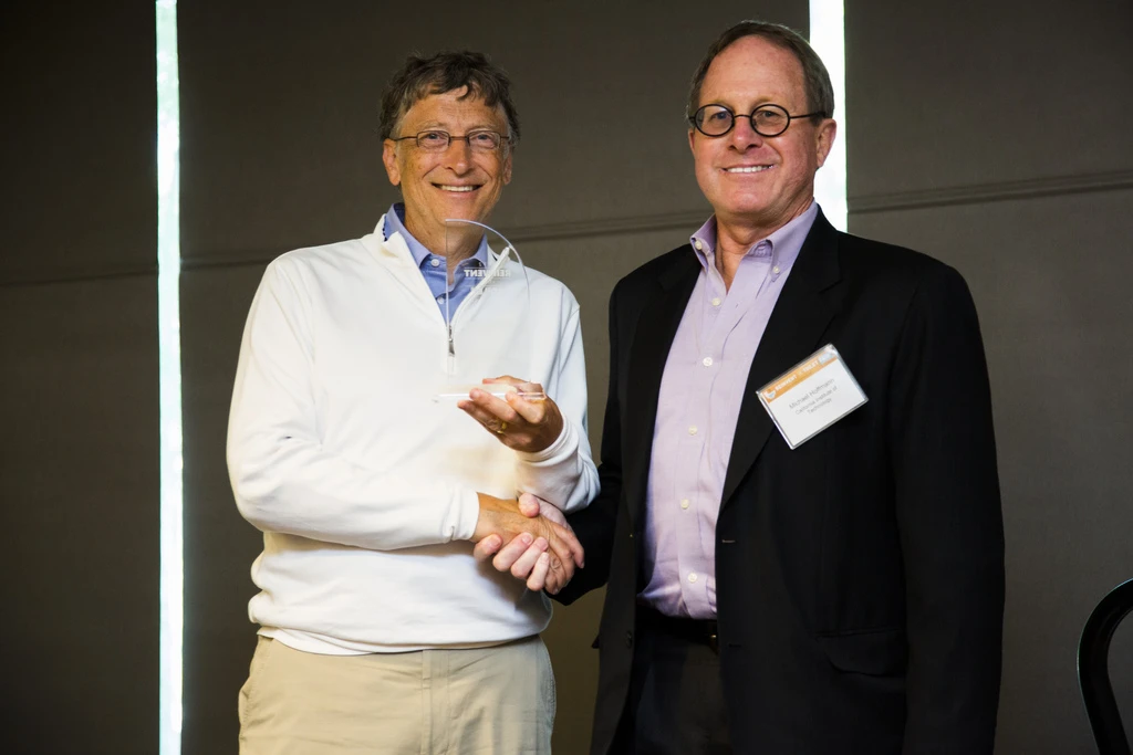 Bill Gates presents the first prize award to Michael Hoffmann from the California Institute of Technology
