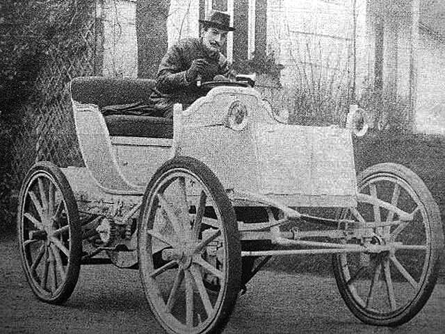 On 18 December 1898, the very first speed record for automobiles was set when the French magazine "La France Automobile" held the world's first outright speed contest for cars, with the fastest car on the day being a Jeantaud driven by as French Count Gaston de Chasseloup-Laubat