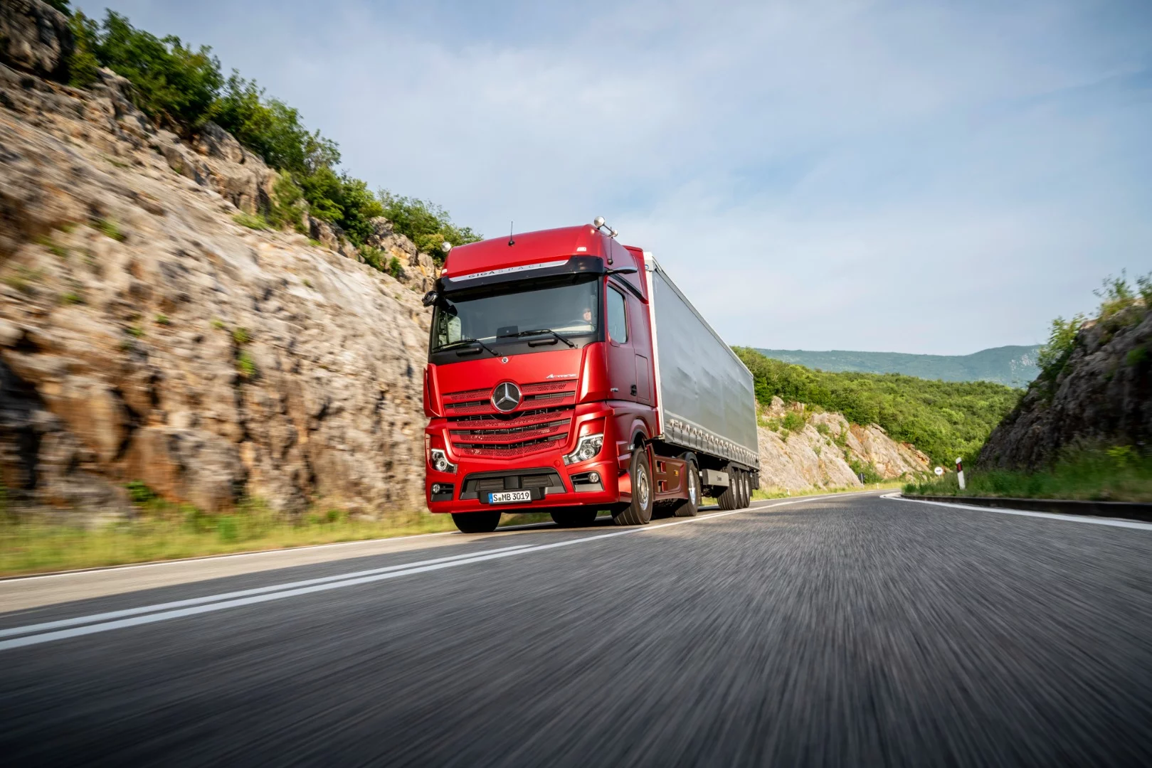 The automatic transmission in the new Actros includes Predictive Powertrain Control for cruise-control optimization and gear selection