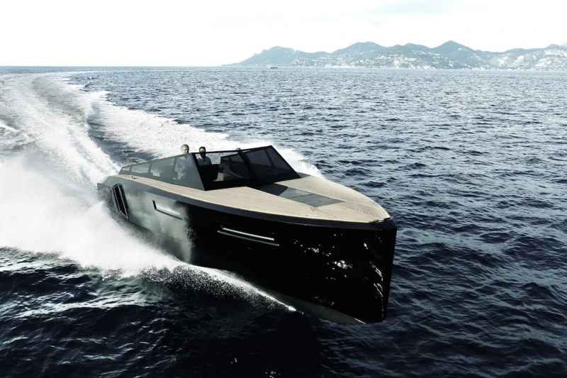 The 43 hits speeds up to 38 knots