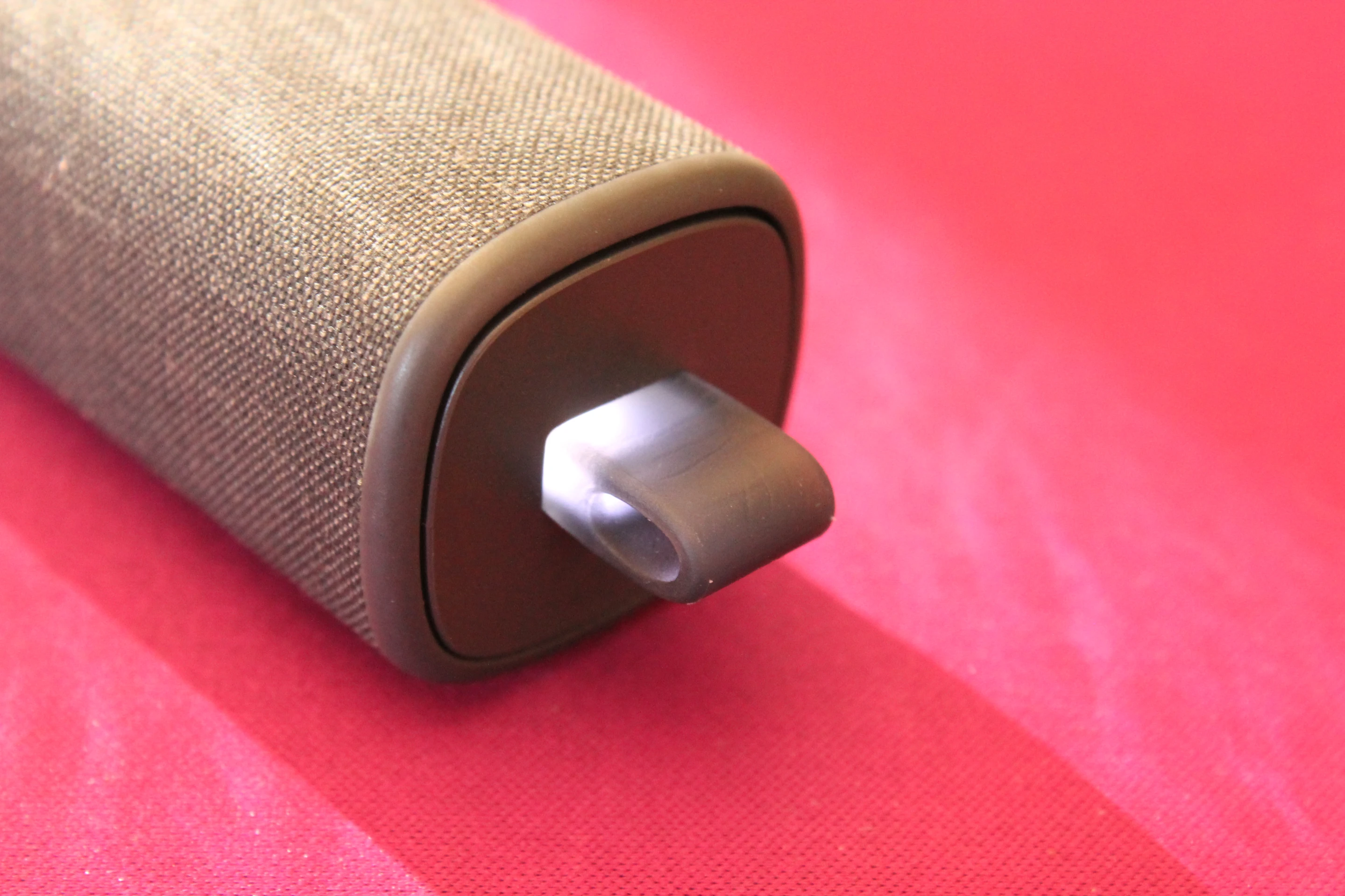 The key ring loop lights up when charging (Image credit: Eric Mack/Gizmag.com)