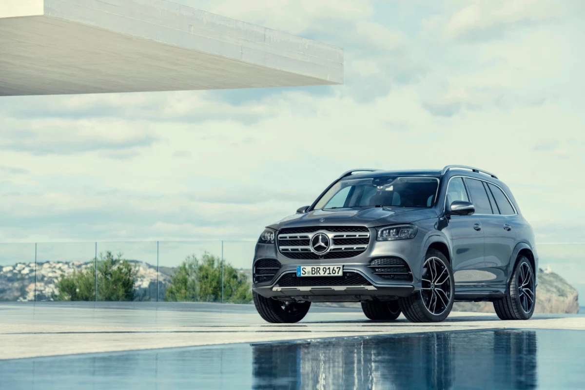 Mercedes Benz Embiggens Its Biggest Luxury Suv The New 2020 Gls