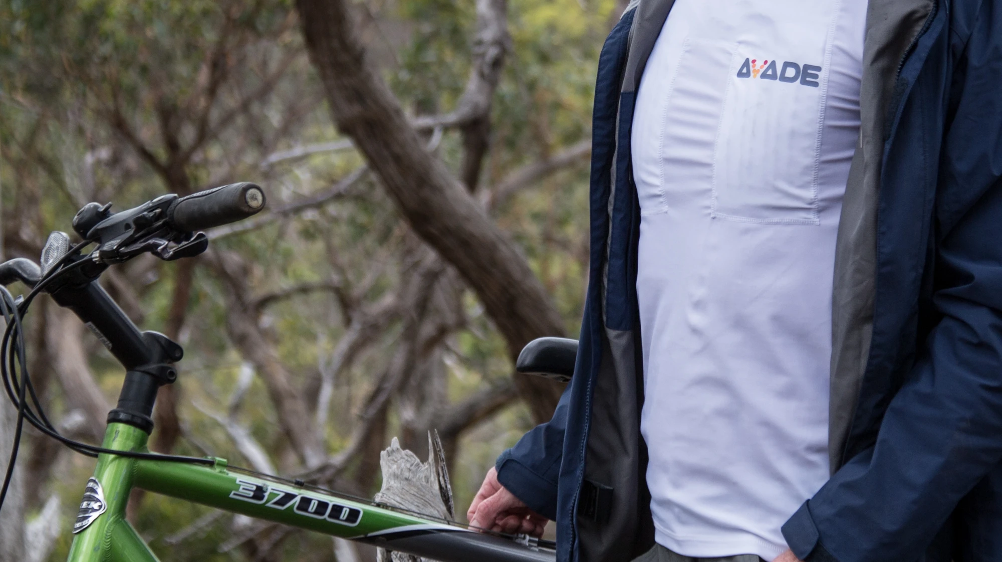 Despite all the extra bits, the top is quite comfortable and you tend to forget about the wiring and the 174 g battery under your arm once you're on the move (Photo: Noel McKeegan/Gizmag.com)