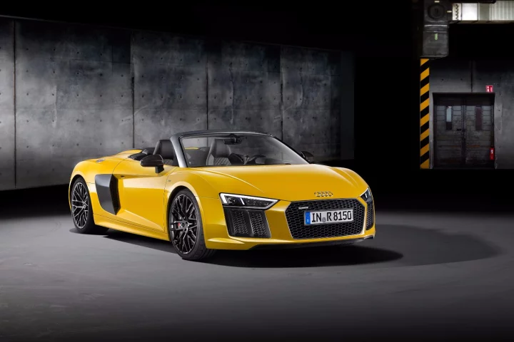 The dry weight of the 2017 Audi R8 Spyder V10 is just 3,553.9 pounds (1,612 kg), giving it a power-to-weight ratio of 3.19 kg (8.6 pounds) per horsepower