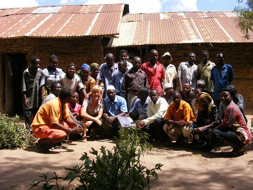 The WakaWaka creators will donate 3 solar lamps to the students and teachers at the Mwamtsefu school in Kenya for every US$125 pledge
