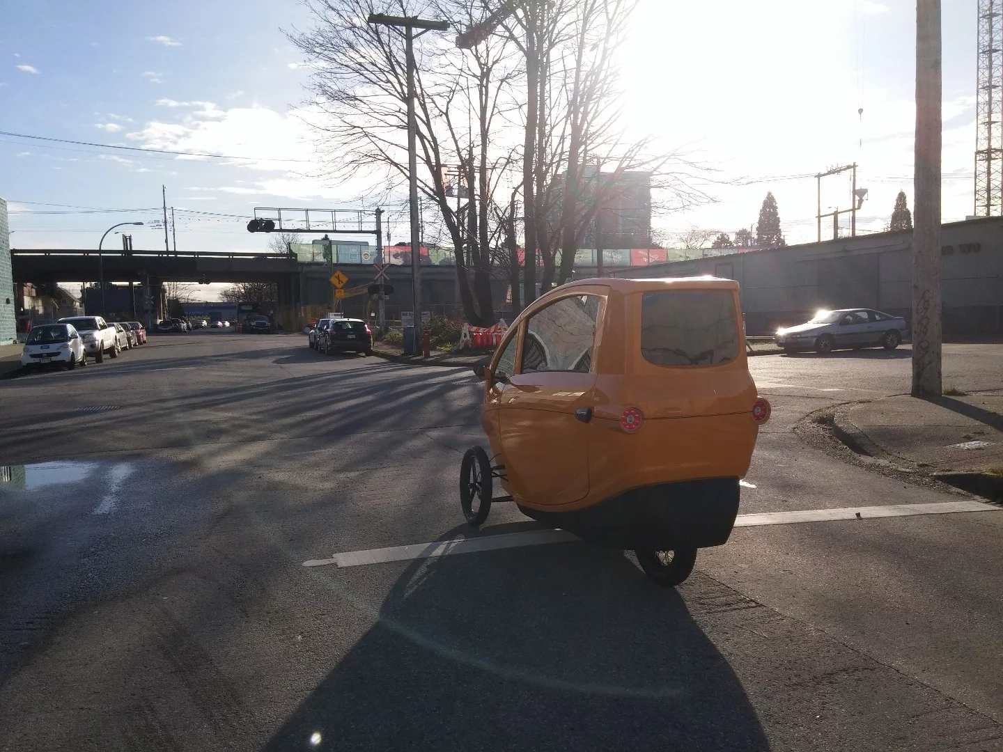 The Veemo has a composite monocoque body with integrated crumple zones, and an aluminum composite sandwich frame