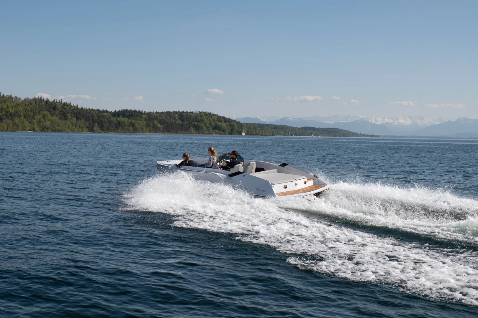 The new 740 Mirage Air will run between 33 and 36 km at its top speed of 50 km/h (27 knots), depending on the conditions