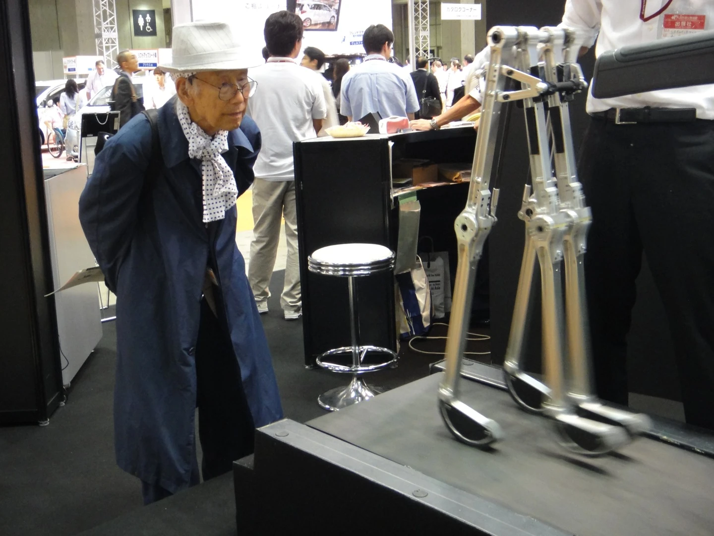 A curious observer watches the biped walk on a treadmill (Photo: Diginfo.tv)