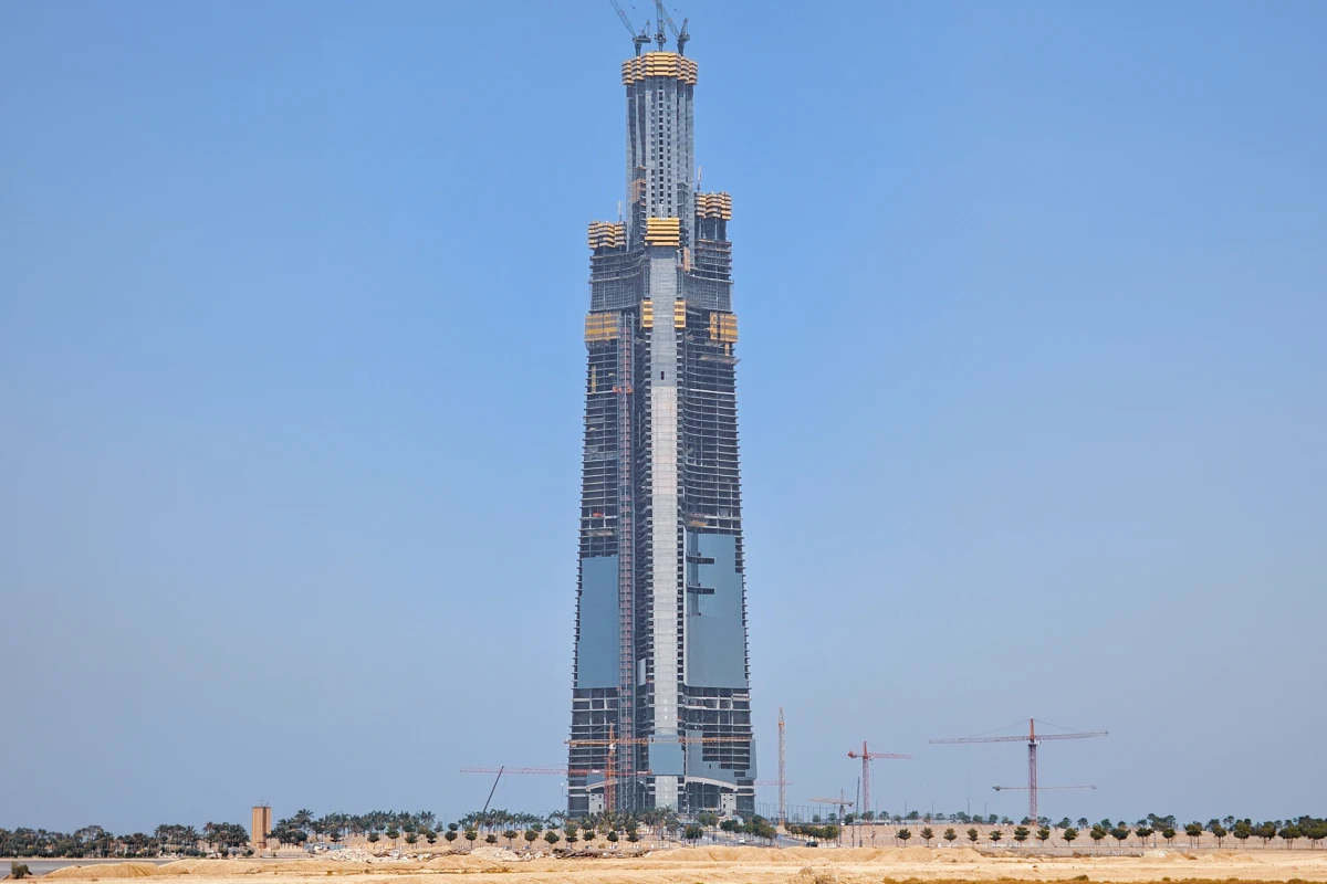 As of writing, the Jeddah Tower has now reached a height of 474 m (1,555 ft) and includes 118 floors, making it one of the world's tallest buildings