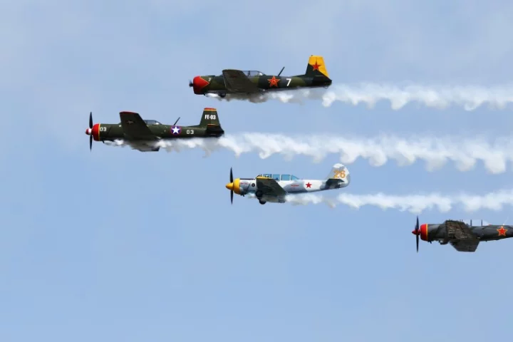Chinese Nanchang trainers flying formation (Photo: Angus MacKenzie/Gizmag.com)