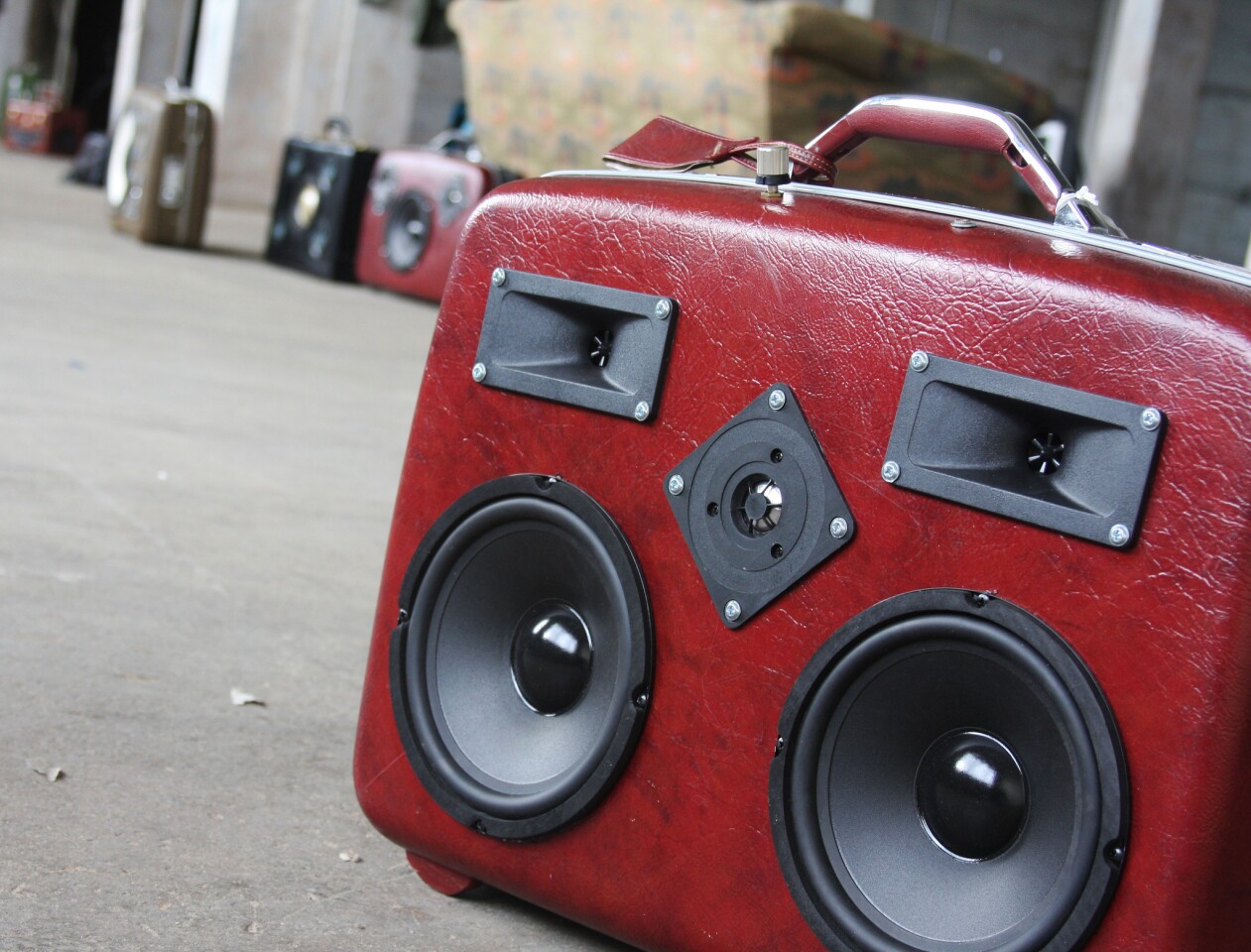 Uncle Sal features a whopping 300W amplifier powering two 8-inch woofers, twin piezo horns, and a 1-inch titanium dome tweeter