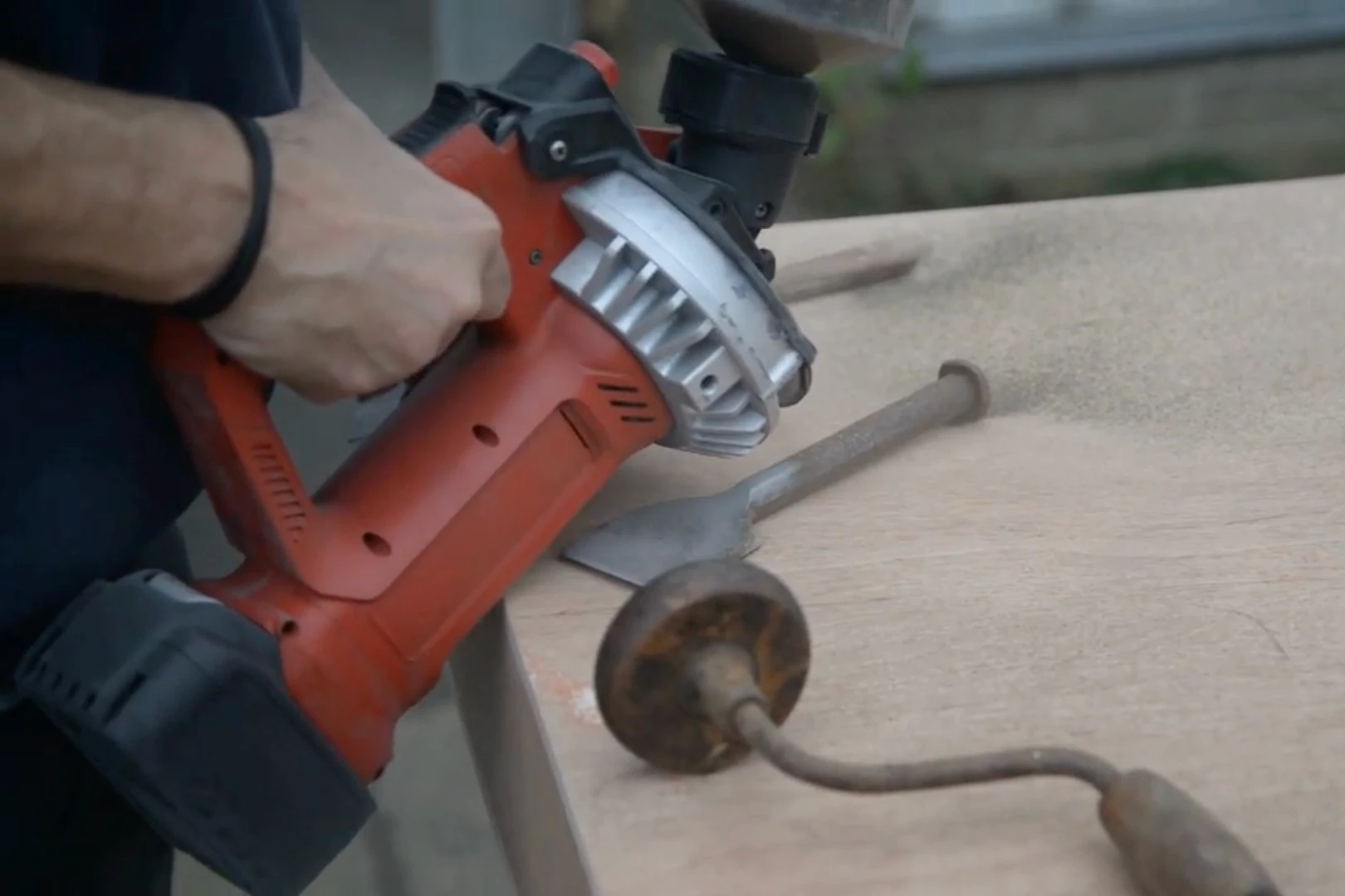 The BLSTRsander can be used at almost any angle