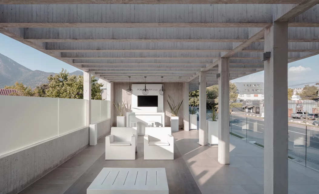 Earning a "Special prize for an Exterior Shops & Stores" at the Prix Versailles 2018 awards is the Porcelanosa showroom in Santiago, Chile, by Gonzalo Mardones Arquitecto