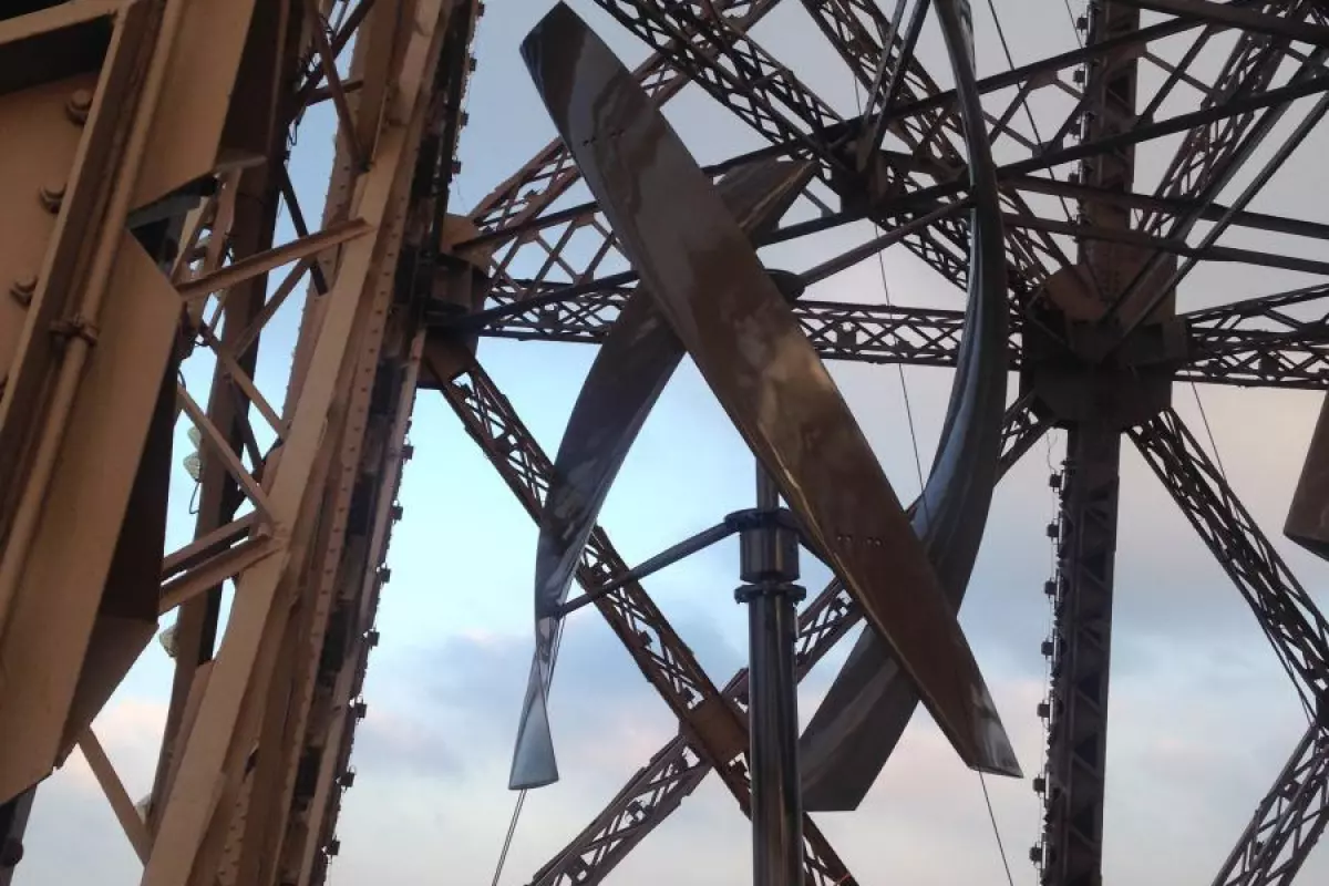 The two turbines are located above the second floor, some 121 m (400 ft) high (Photo: UGE)