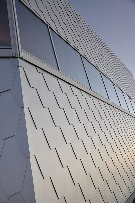 The restaurant's most distinct feature is undoubtedly its scaly anodized aluminum shell (Photo: Scherrer)