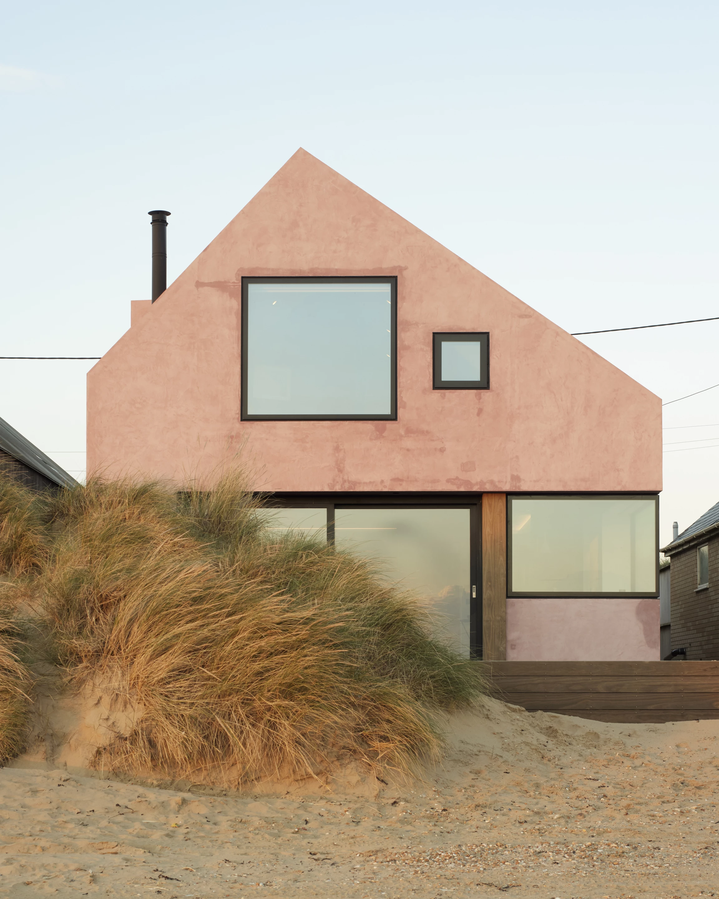 Seabreeze was designed by RX Architects and is located in East Sussex. The beach house has been designed to withstand the harsh coastal environment