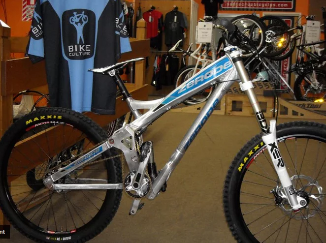 The Zerode G-1 mountain bike incorporates a mid-bike-mounted internal geared hub, which is said to allow it to perform better than a regular MTB in a variety of ways