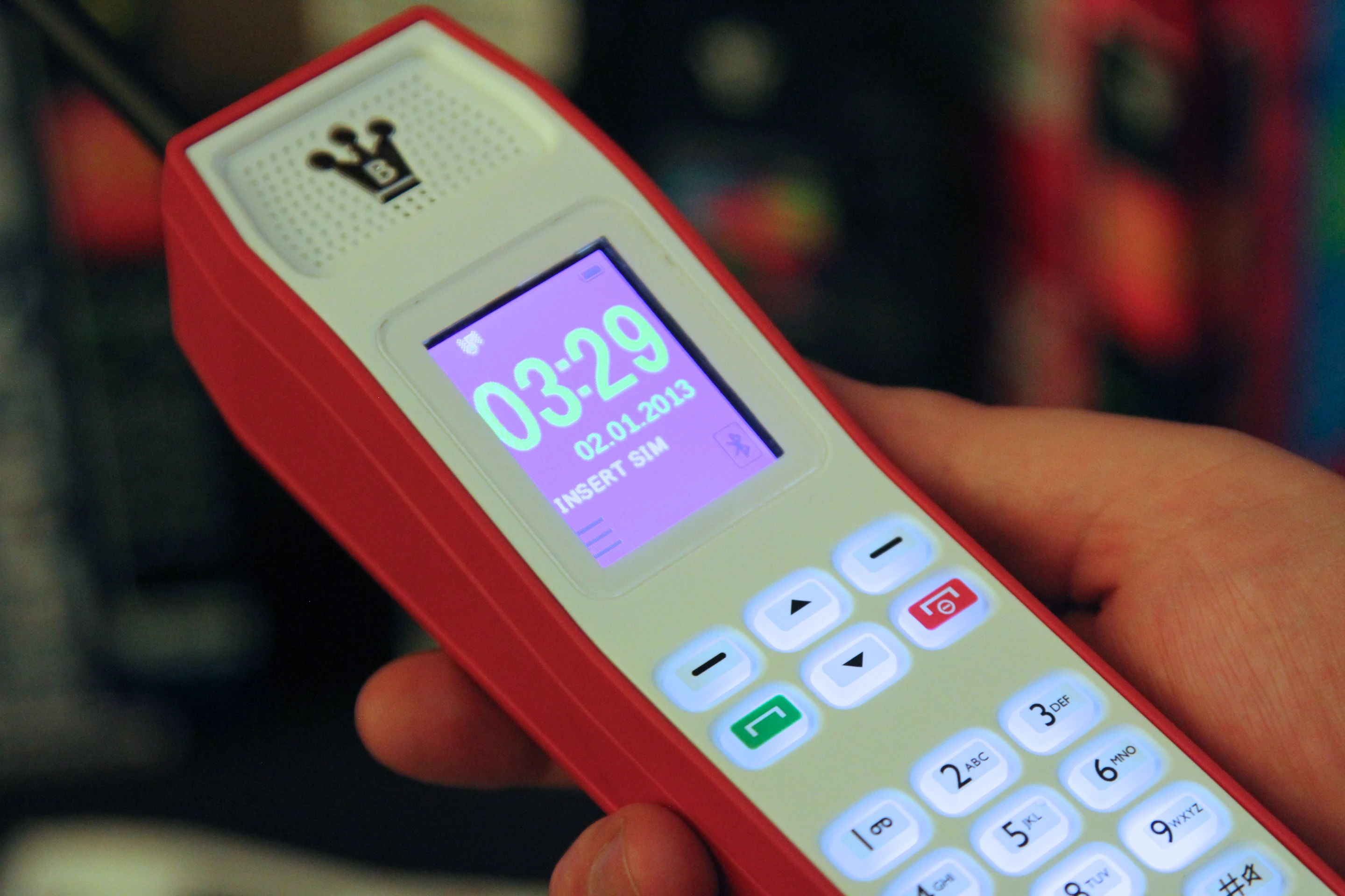 Clearly Binatone's tongue is wedged firmly in its cheek (and hoping that prospective buyers will be poised to do the same) by offering a mobile phone design similar to 1992's Motorola International 3200 (Photo: Gizmag)
