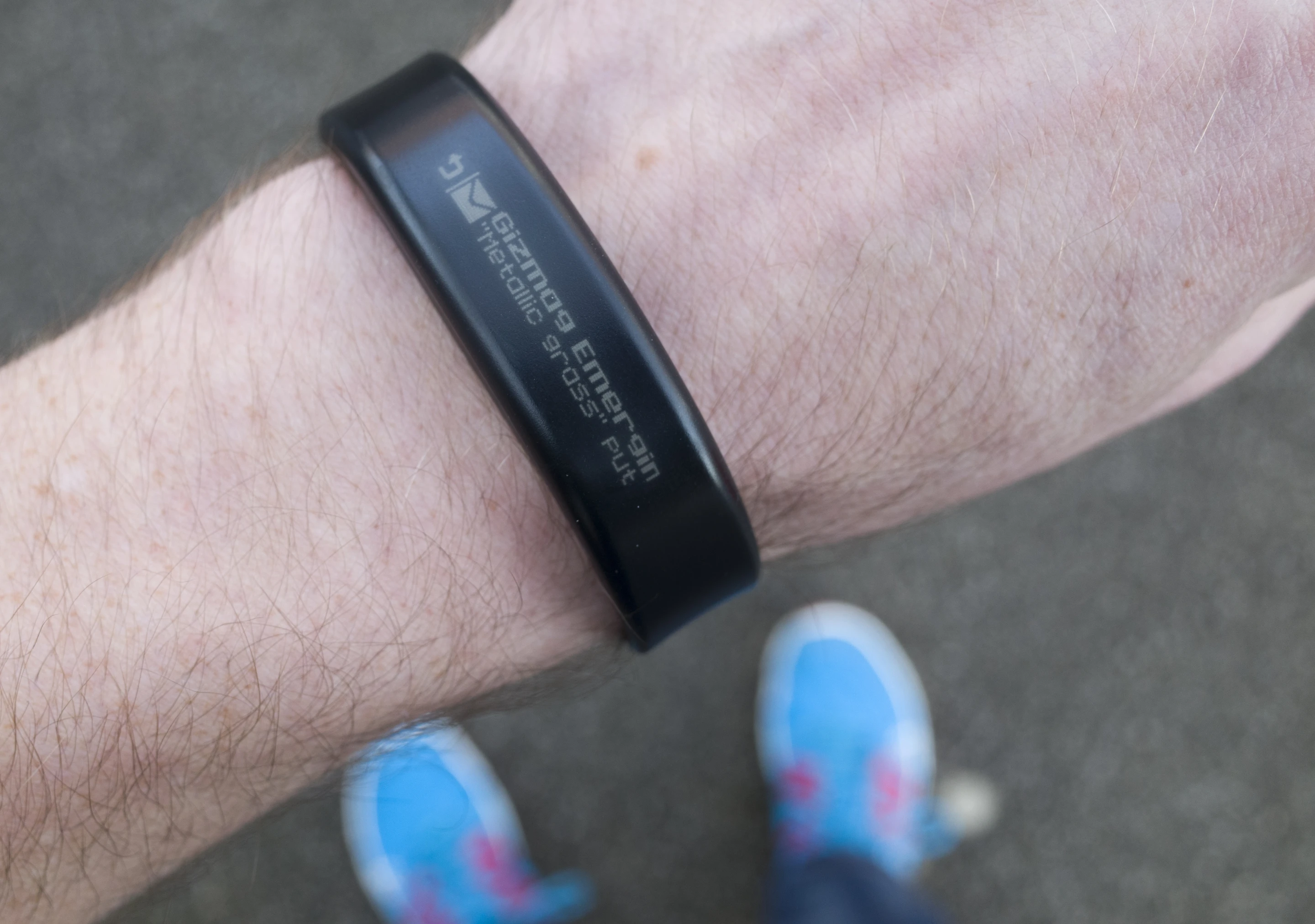 An email coming in on the Garmin Vivosmart (Photo: Simon Crisp/Gizmag.com)
