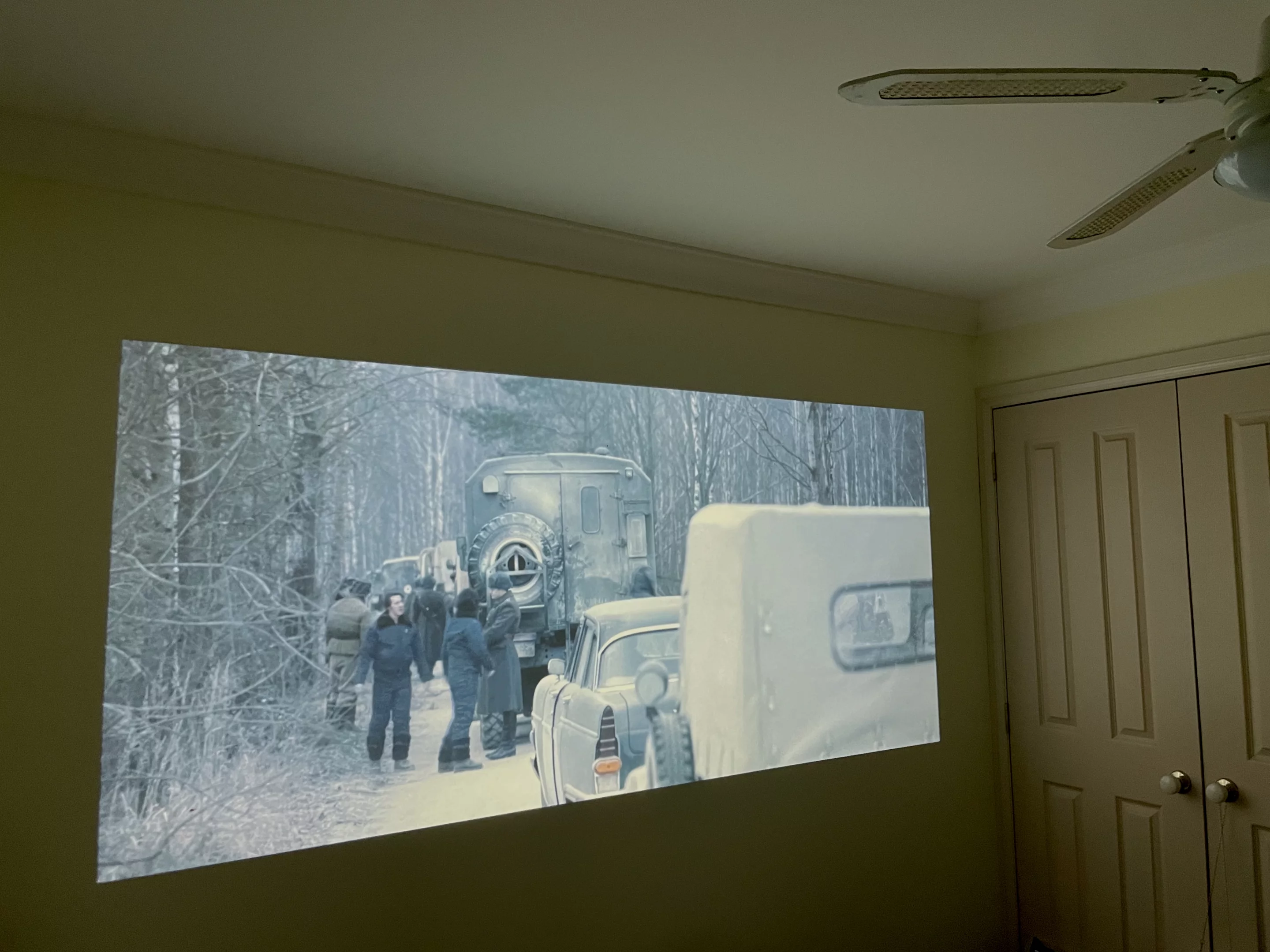 The keystone correction resizes the screen to a perfect rectangle for the space available – despite my photo-taking from bed indicating otherwise