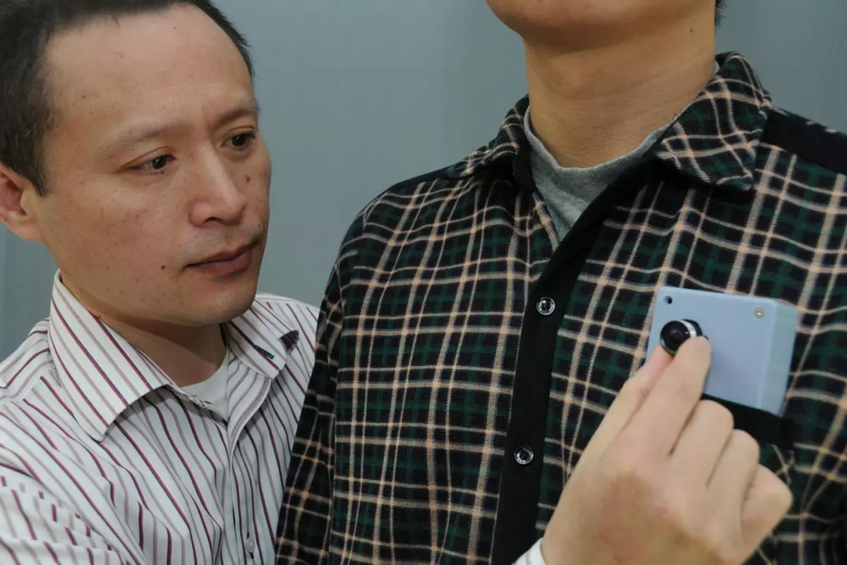 A new pocket-sized device beeps to warn wearers of impending collisions as they approach obstacles (Photo: Peter Mallen, Mass. Eye and Ear)
