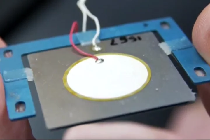 GE's dual piezo cooling jet consists of a piezoelectric material (the blue bit) attached to two nickel discs