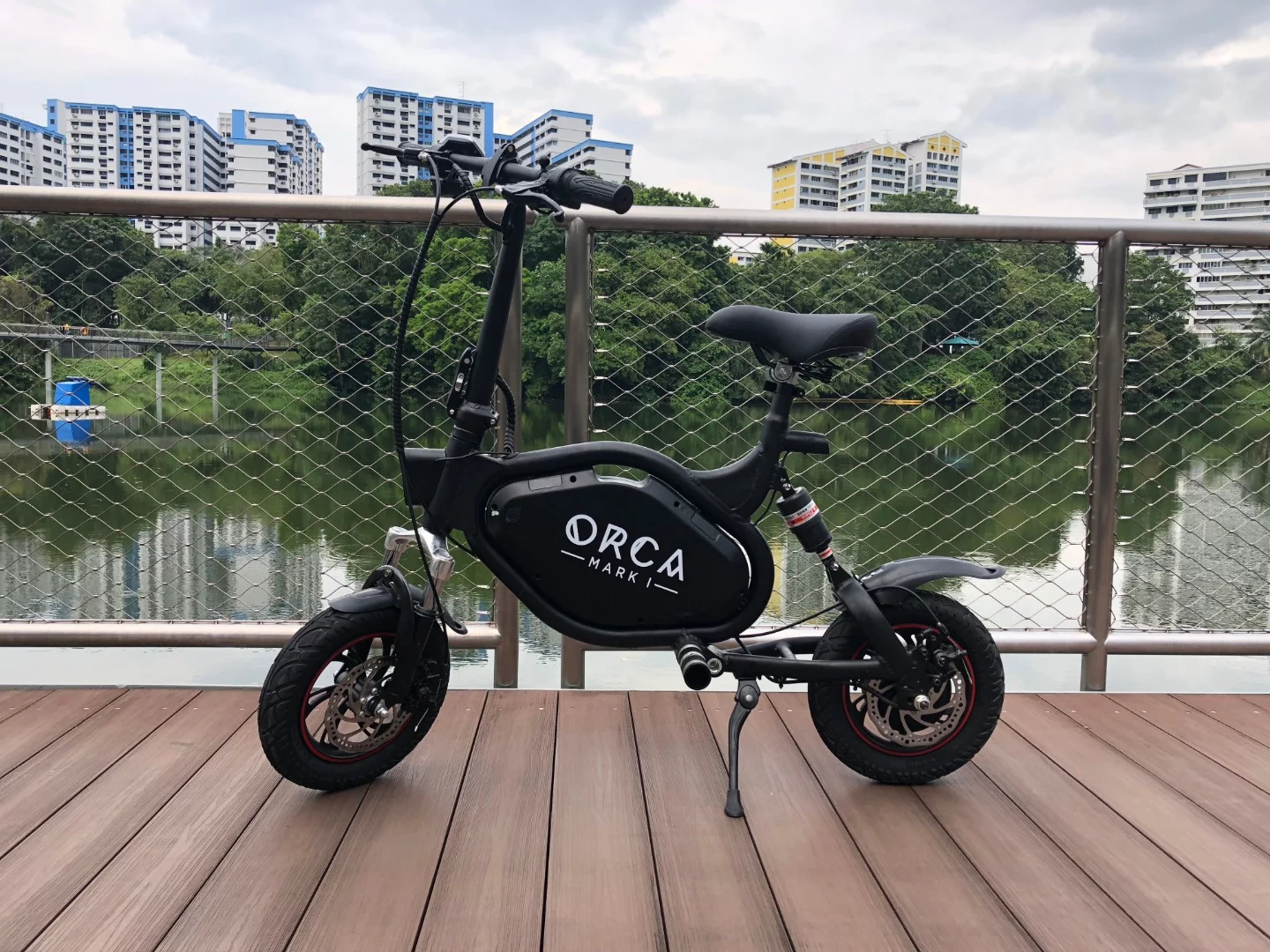 Up to 60 km per charge, a top speed of 33 km/h, weather-resistant design and built-in anti-theft alarm: The Orca Mark I folding electric scooter