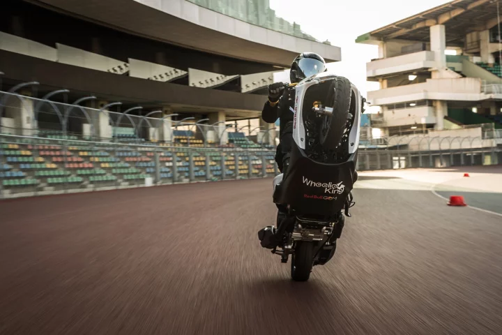 Just like that, for 13 hours - Masaru Abe wheelies his 125cc scooter