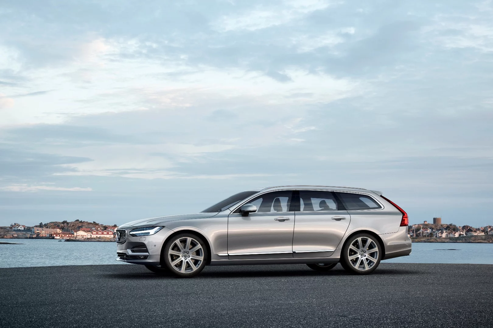 The V90 will be available with a hybrid powertrain, but expect plenty of buyers to go for the long-legged diesel