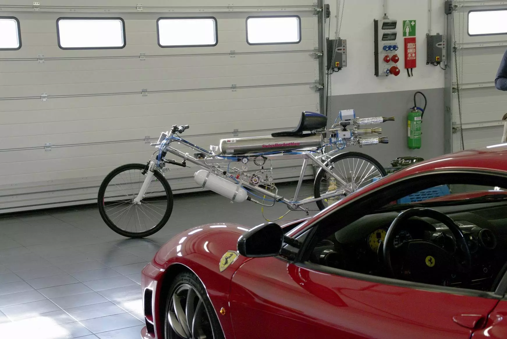 Francois Gissy's rocket bicycle beside the Ferrari F430 Scuderia (Photo: Gerard Toutin / Exotic Thermo Engineering)