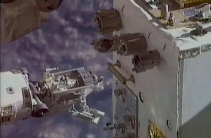 The Dextre robot moves the RRM Multifunction Tool towards the RRM module (Image: NASA)