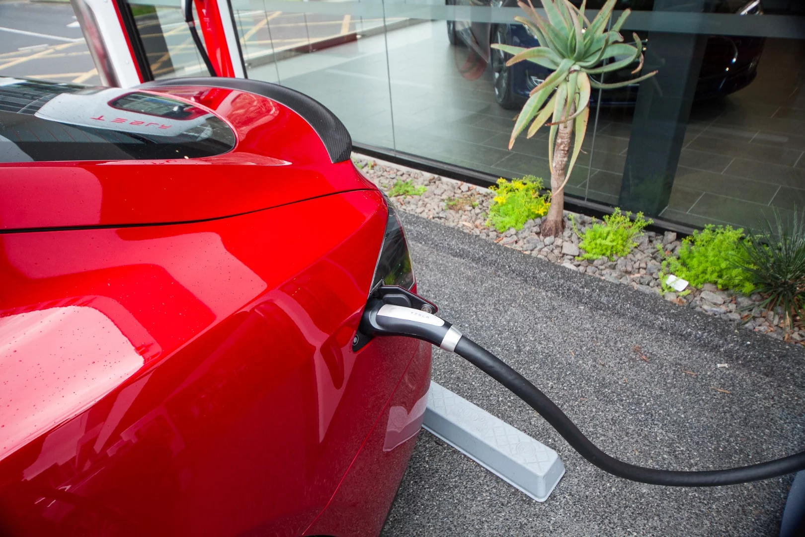 Tesla claims a range of 483 km from the car's 85 kWh battery