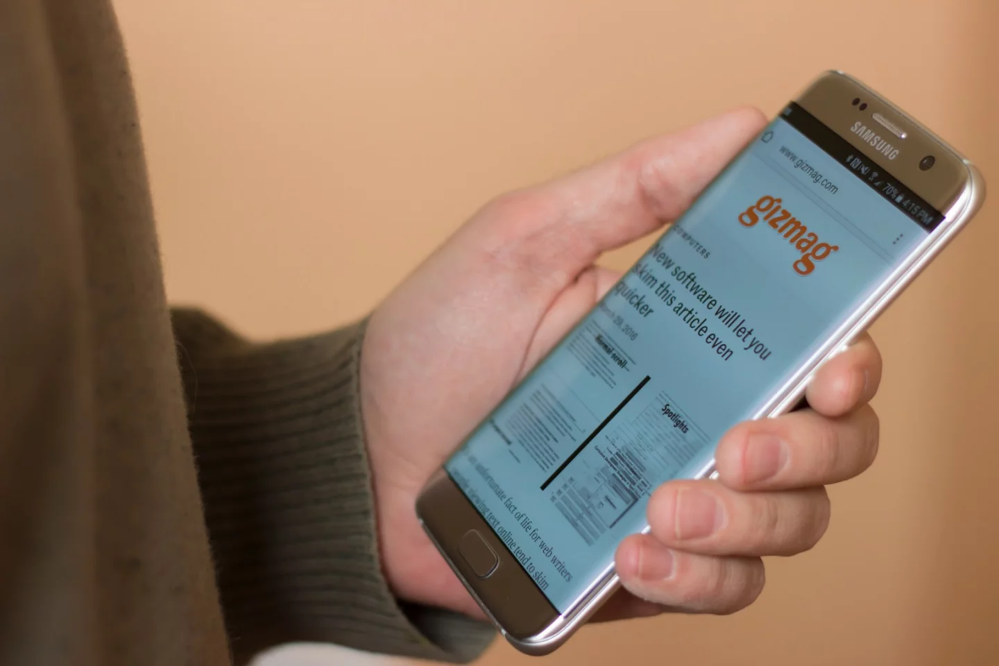 Browsing Gizmag on the S7 edge