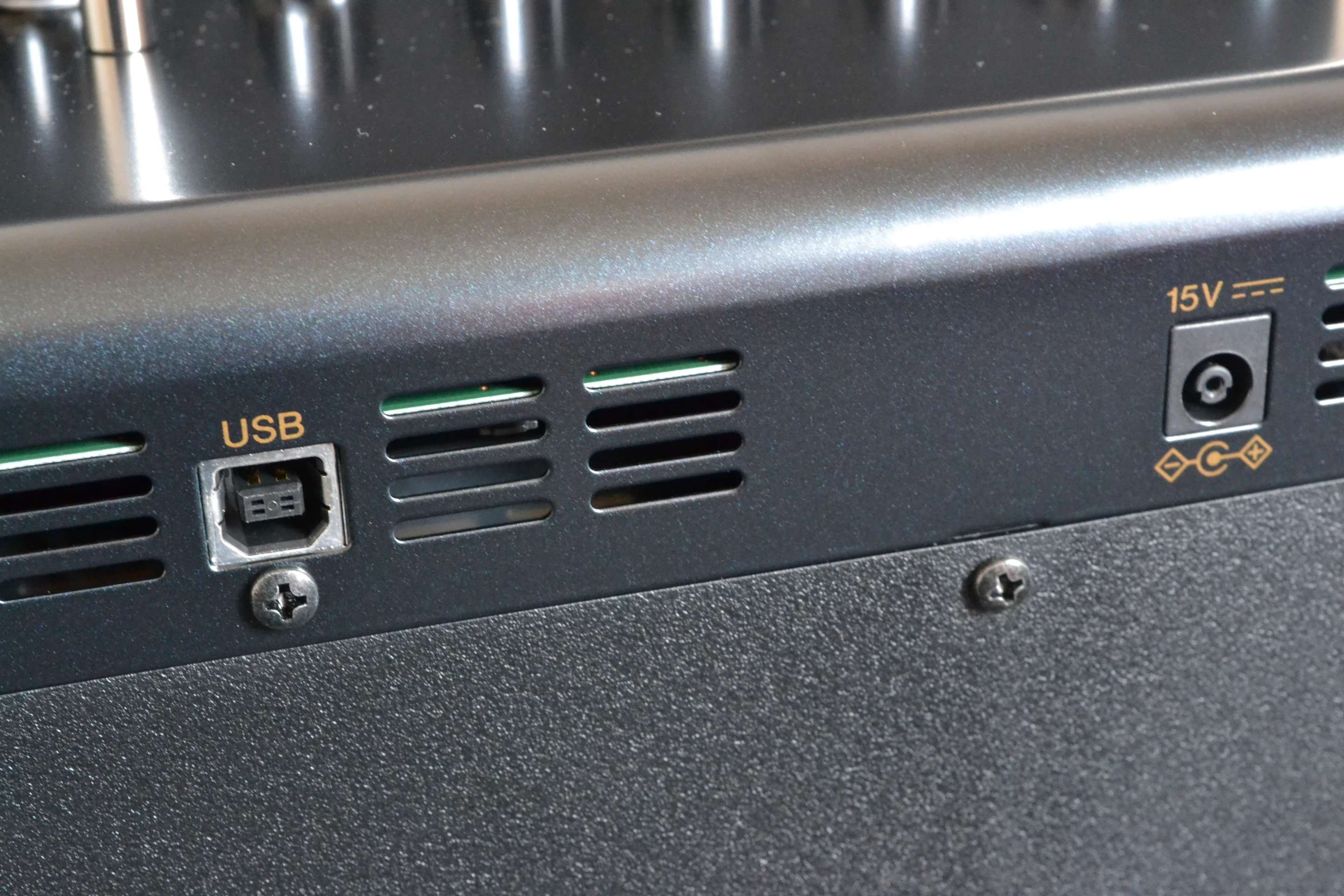 The THR10C can be connected to a computer via the USB port to the rear