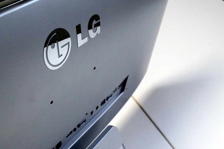 Users can daisy-chain two or more of the monitors using Thunderbolt 2 connections (Photo: Stu Robarts/Gizmag)