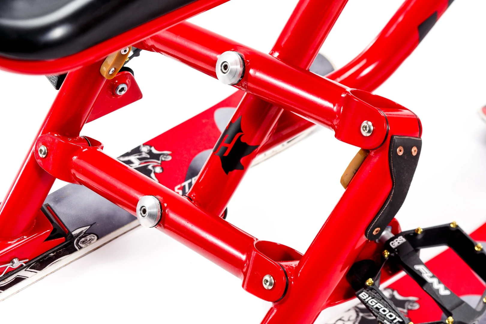 The Hillstrike's parallelogram system allows the rear end to carve into turns