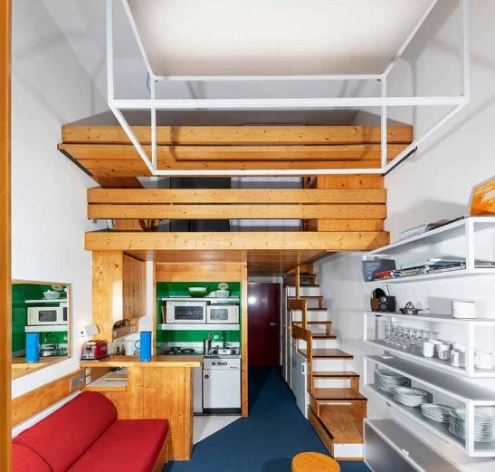 The flying table takes advantage of the apartment's double height ceilings