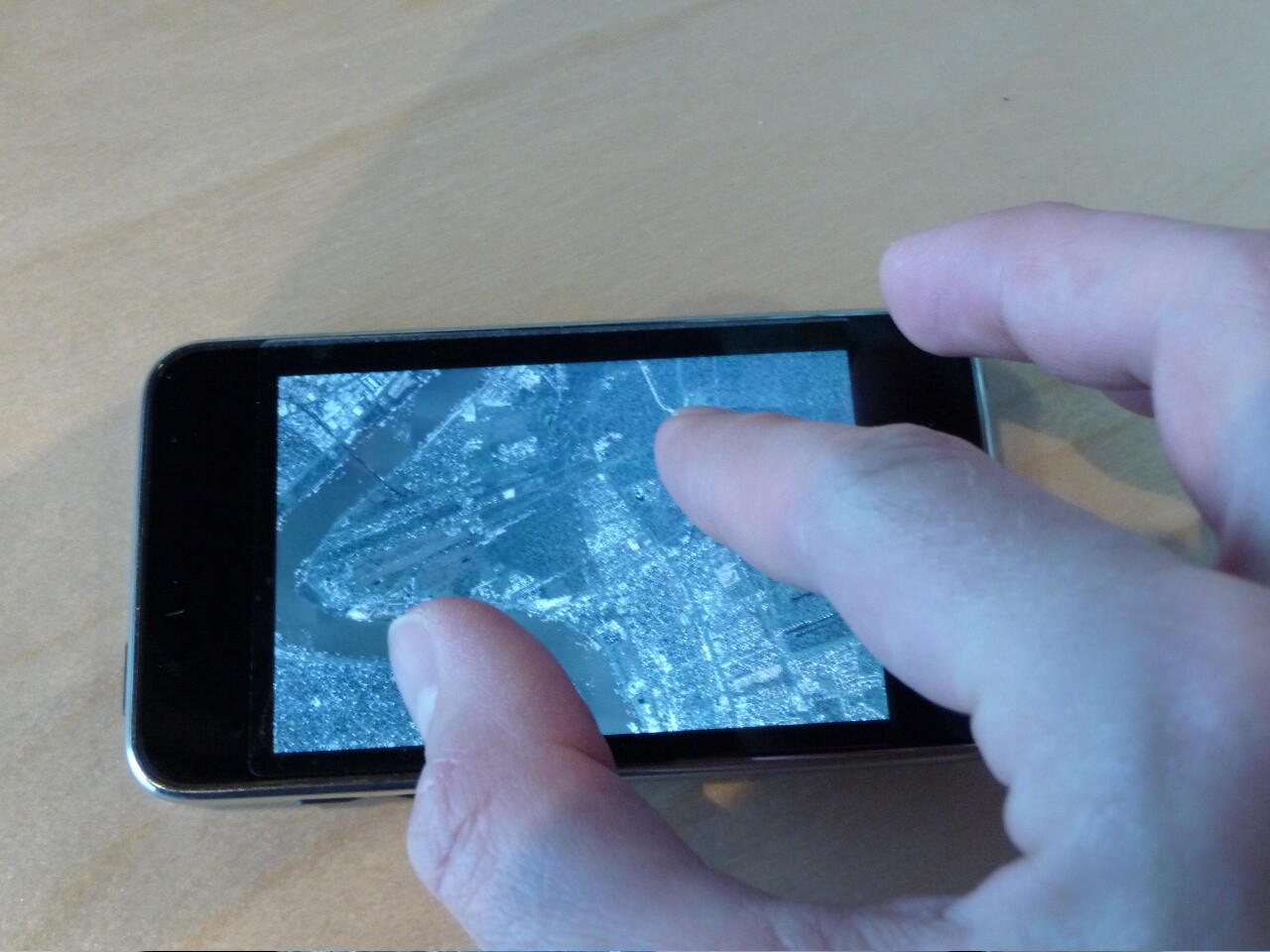 Zooming into a gigapixel image preview using ViSUS on an iPhone