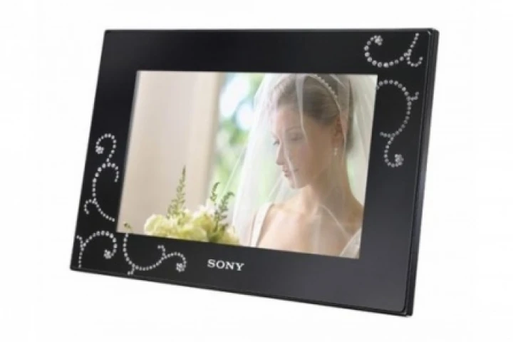 Sony's limited edition DPF-D72N/BQ digital photo frame