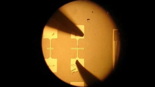 A microscopic view of the carbon nanotube field-effect transistor used in the fabricated synapse (Images courtesy USC)