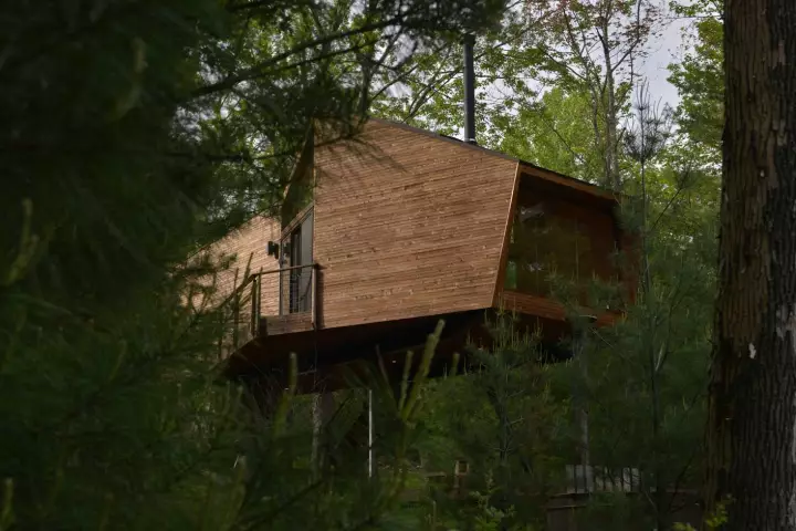 Built using locally sourced materials, the 69 sqm (743 sq ft) Inhabit Treehouse features a geometric structure made from reclaimed FSC timber