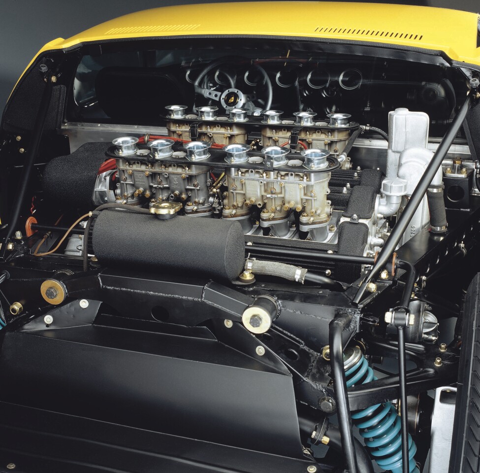 Miura SV, powered by a more powerful 4.0 liter V12, produced 385 hp and a top speed of 300 km/h (186 mph)