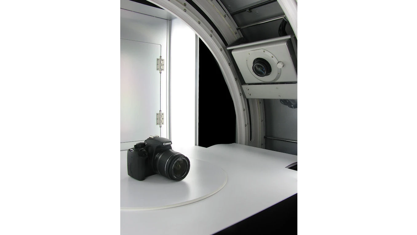 The photo subject sits on the turntable inside the Photosimile 5000