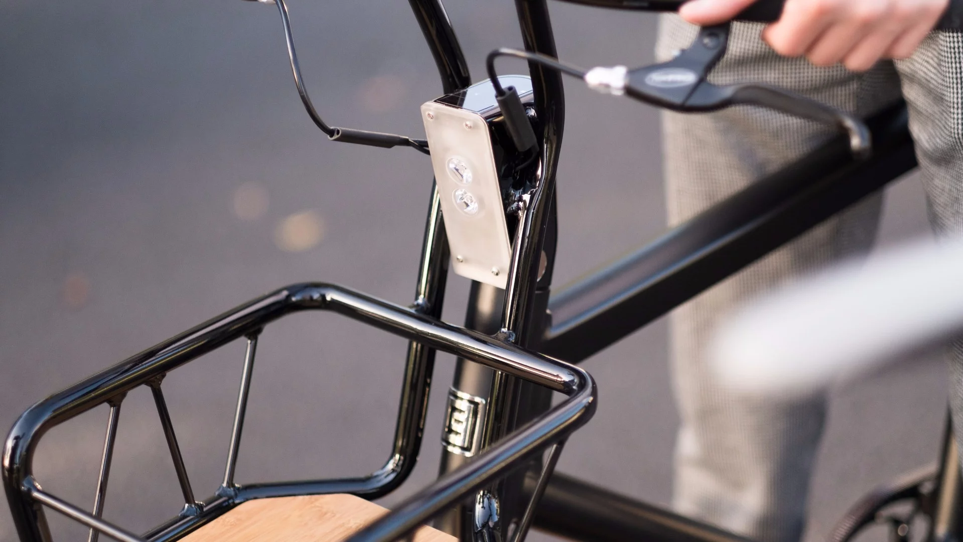 The Volta's front and rear lights come on automatically when daylight starts to fade