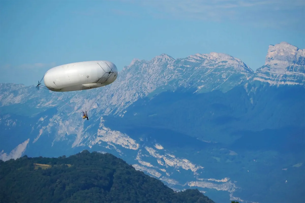 The aérOnde eVTOL/mini airship in flight