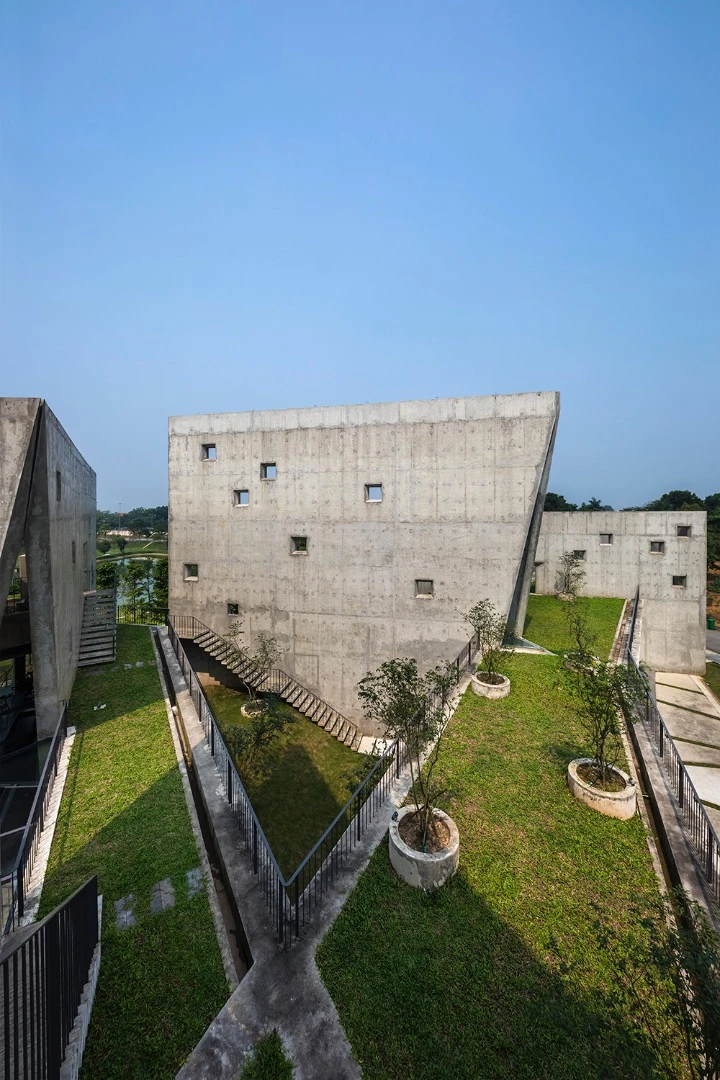 The Viettel Offsite Studio's rooftop area is covered in greenery